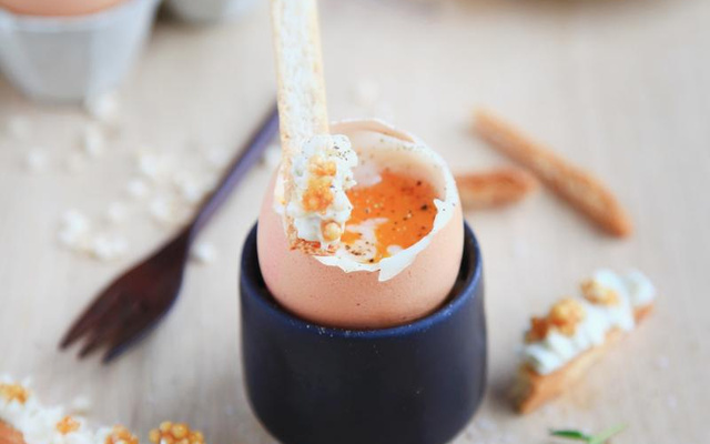 Œufs à la coque, mouillettes de roquefort croustillantes et voluptueuses