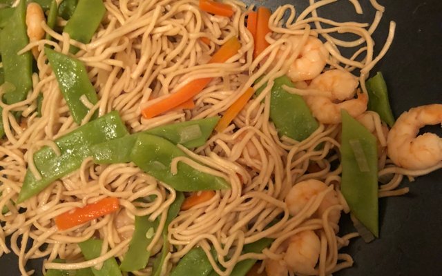 Wok de nouilles chinoises aux crevettes et aux légumes