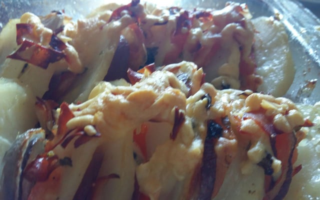 Tian de pommes de terre, tomates et oignons rouges à la mozzarella