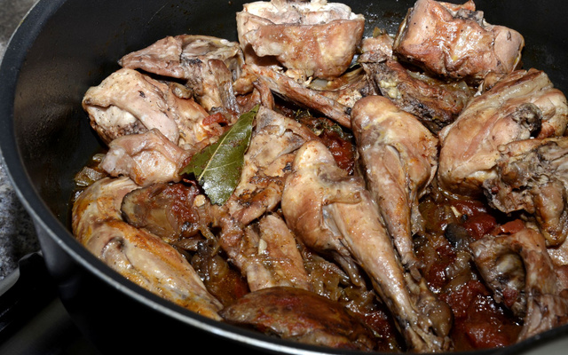 Poulet poché sauce suprème riz pilaf