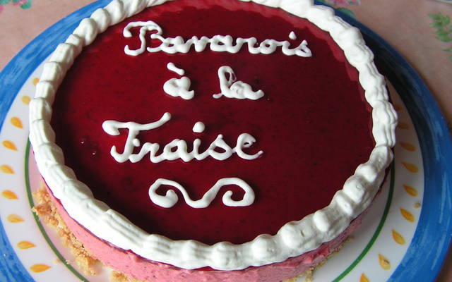 Bavarois aux fraises sur lit de biscuits à la cuillère