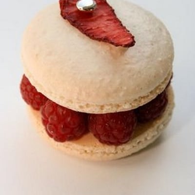 Macaron au chocolat blanc et aux framboises
