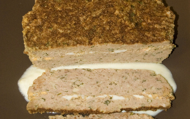 Pain de viande farci aux anchois, crème d'ail