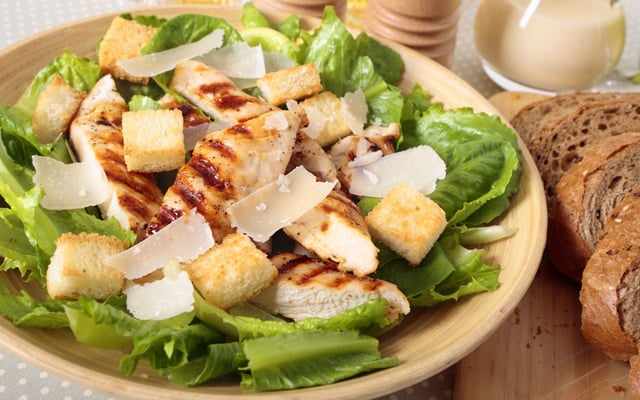 Salade Caesar au poulet grillé