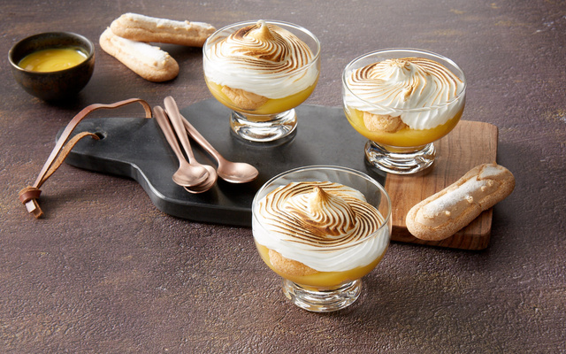 Tarte citron meringuée et biscuits cuillère en verrine