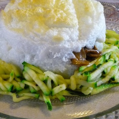Œufs soufflés aux cèpes sur nid de courgettes