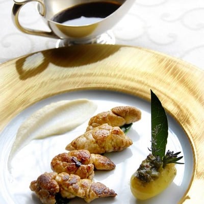 Ris d'agneau de lait du pays Basque rôti puis laqué, mousseline de céleri et pomme fondante farcie de cébettes étuvées