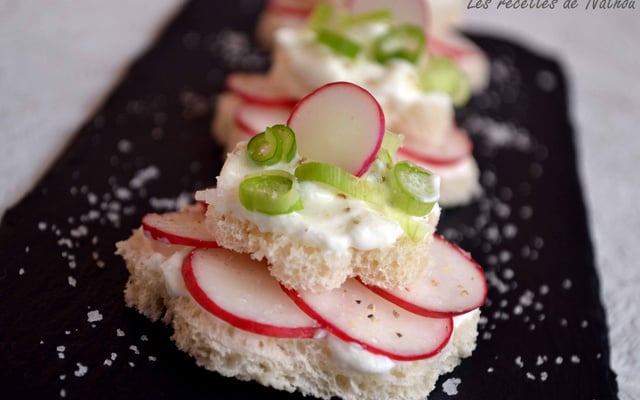 Petits toasts au fromage blanc et radis