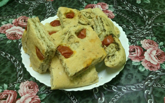 Focaccia marbrée aux olives et aux tomates