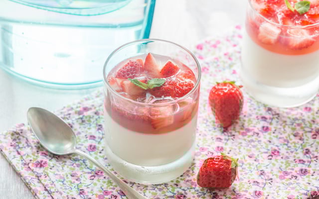 Panna Cotta et fraises en gelée