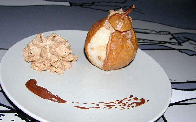 Poire rôtie, crème chantilly aux amandes grillées & chocolat fondant