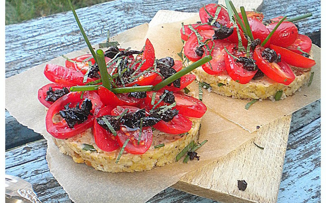 Tartines comme des tartelettes aux tomates