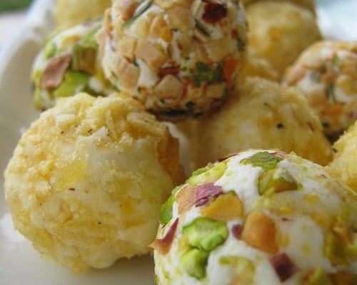 Billes de fromage de chèvre enrobées