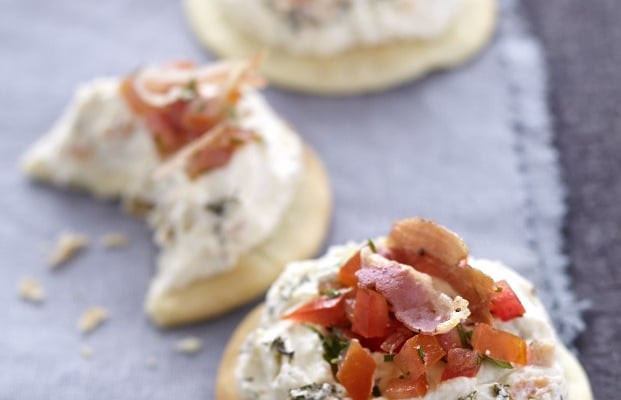 Pizzetas d'Apérivrais tartinade saumon et tartare de tomate à la coriandre