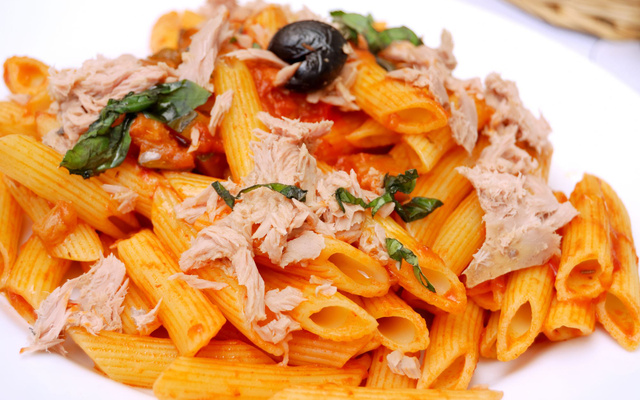 Penne au thon, tomates et basilic