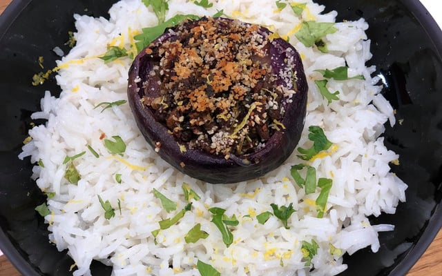 Oignons rouges farcis à l'agneau coriandre et citron