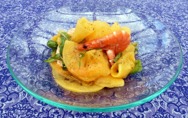 Chiffonnade de kaki persimon aux crevettes, vinaigrette à la mandarine
