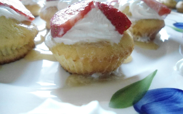 Mini-muffins aux fraises sauce caramel