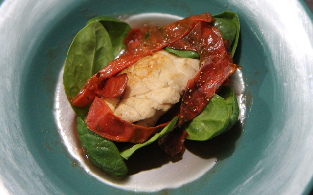 Ris de veau braisé, peaux de tomates croustillantes, jus acidulé