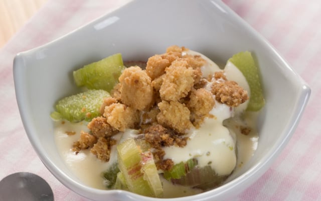 Crumble de rhubarbe et son sabayon au crémant