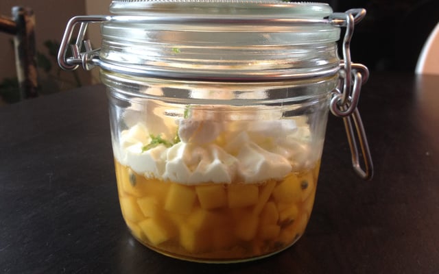 Mangue passion en gelée de thé, mousse citron vert