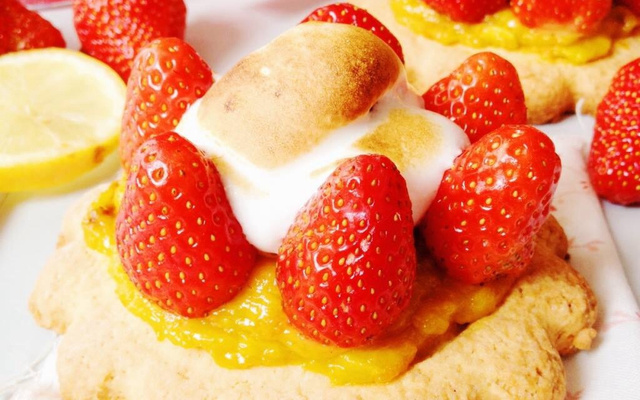 Tartelettes meringuées aux fraises et lemon curd
