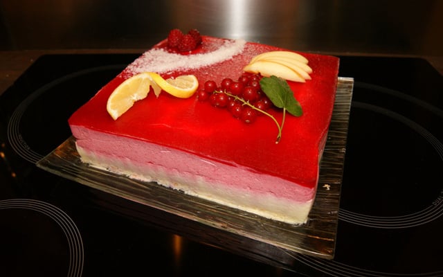 Entremet framboise sur mousse chocolat blanc