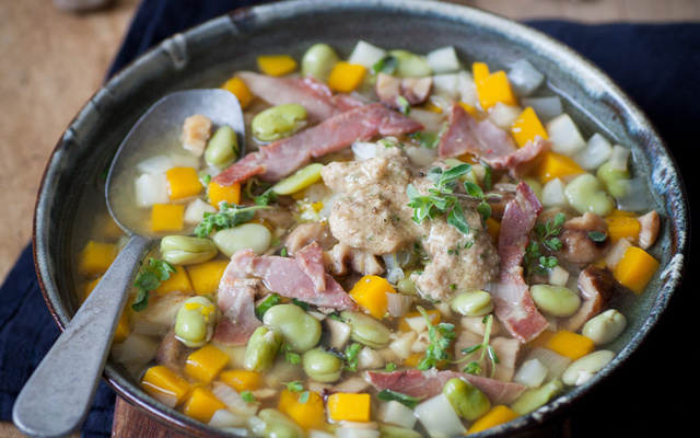Bûcheronne  (« minestrone de la forêt » avec pesto brun de champignons, châtaignes et fèves, légumes d’hiver, lard)