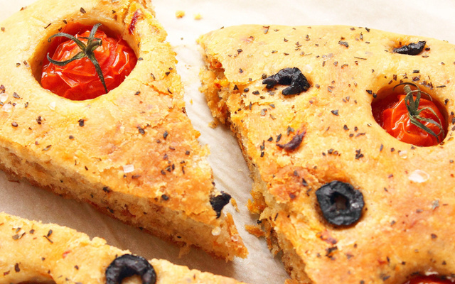Focaccia aux tomates cerises, olives noir grecque et au basilic