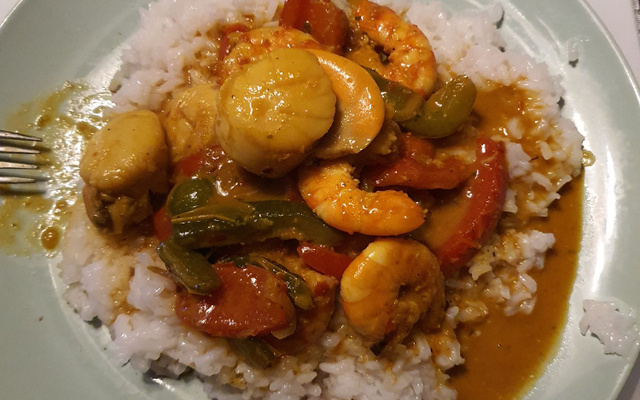 Gambas et noix de Saint-Jacques au lait de coco