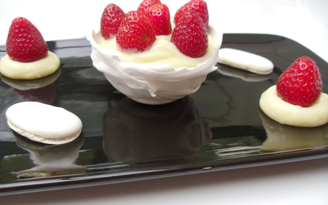 Fraises en nid meringué et crème citronnée