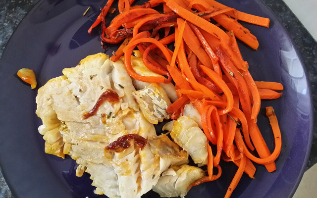 Filet de lieu noir caramélisé à l'orange et carottes