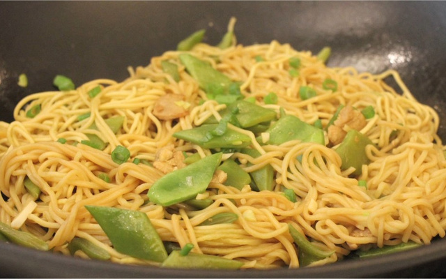 Nouilles chinoises sautées aux haricots plats