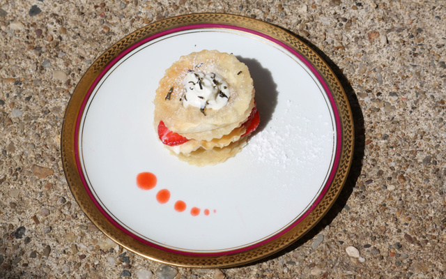 Mille-feuilles revisité à la fraise et au jasmin