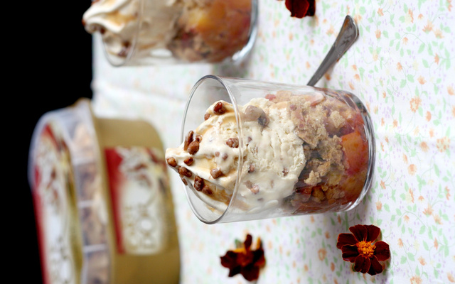 Verrines de crumble de nectarines & crème glacée Carte d'Or® façon glacier vanille et noix de pécan