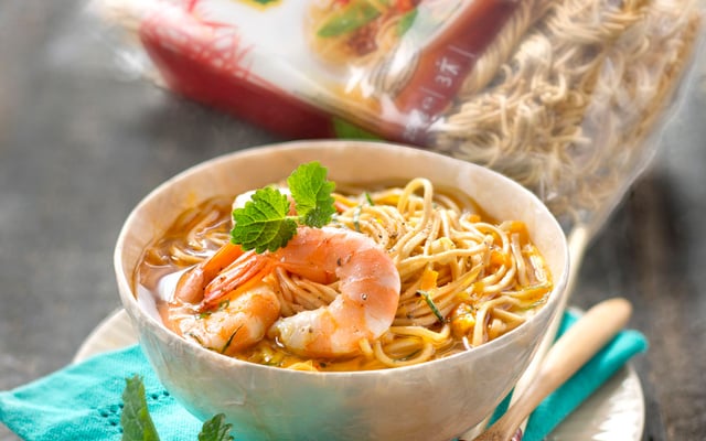 Bouillon pimenté aux crevettes et à la citronnelle, nouilles aux œufs