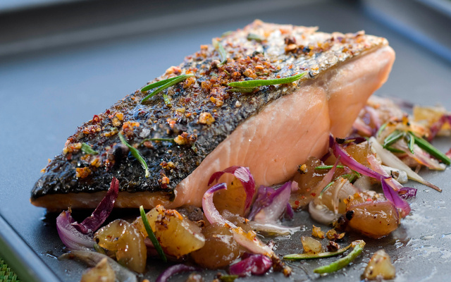 Dos de saumon doré au poivre, romarin et marrons