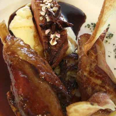 Déclinaison autour du canard et de la pomme de terre, La cuisse en miroton, le filet rôti aux dragées, le foie gras « Bien sur » et la pomme de terre