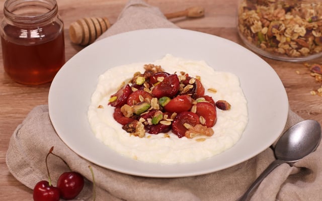 Cerises poêlées, yaourt de brebis et granola maison