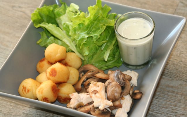 Poulet fermier, fricassée de champignons et ses pommes noisettes, sauce roquefort