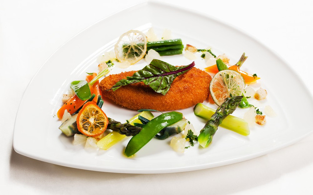 Escalope de poulet pané classique, farandole de légumes, condiment d'une grenobloise