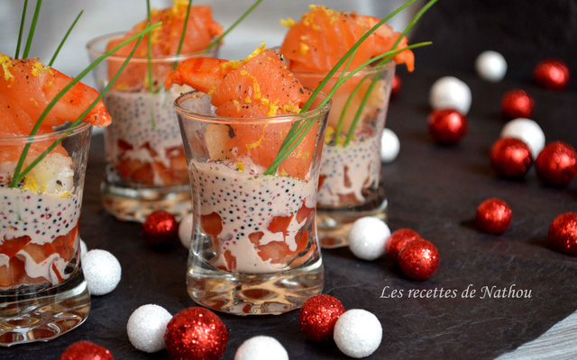 Verrines de gambas au saumon fumé, sauce aux œufs de lompe