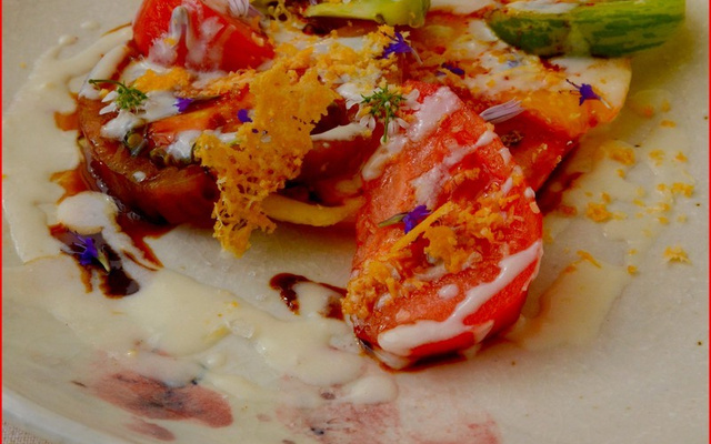 Tomates au lait de parmesan, balsamique et herbes et herbes du jardin