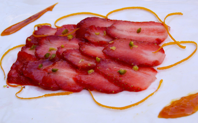 Carpaccio de fraise Guariguettes, caramel à l'orange