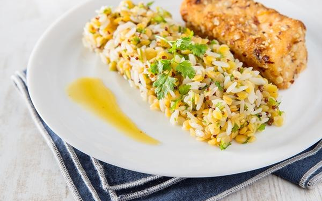 Lentilles corail, riz et quinoa et son saumon pané en croûte de noisettes et agrumes