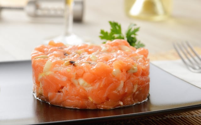 Tartare de saumon frais rehaussé de saumon fumé