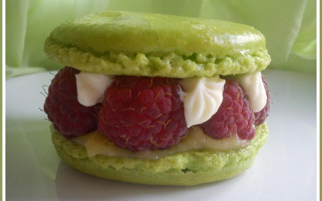 Macaron lemon curd, framboise, confitures de fraises et chocolat blanc