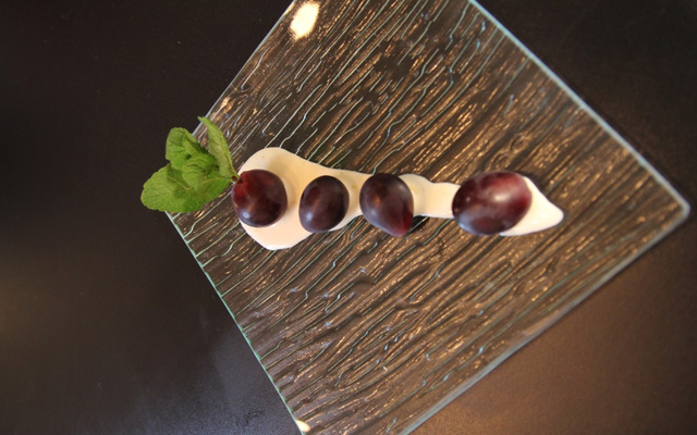 Raisin tout court et son trait de sauce orangée par Morgan