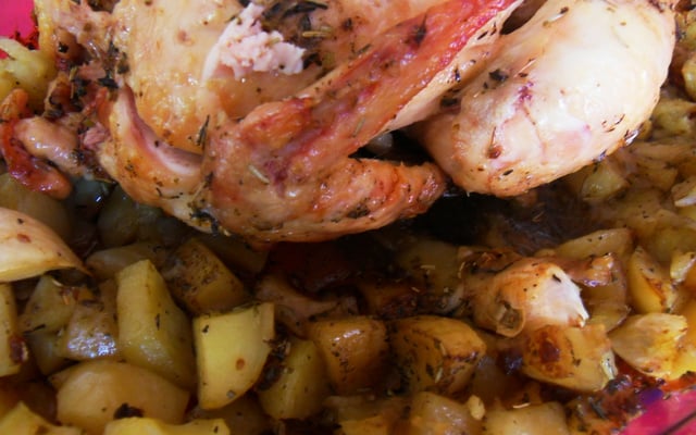 Poulet au four aux herbes sur lit de pommes de terre