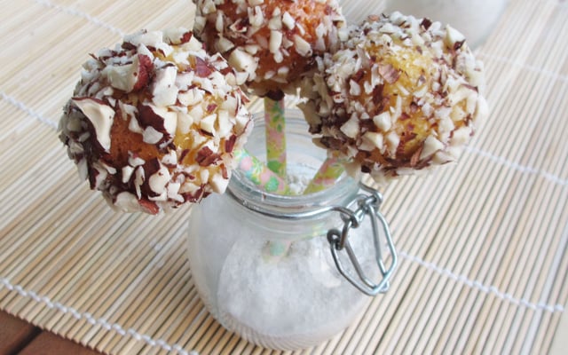 Cake pops roquefort, piment d'Espelette, enrobés d'éclats de noisettes et miel